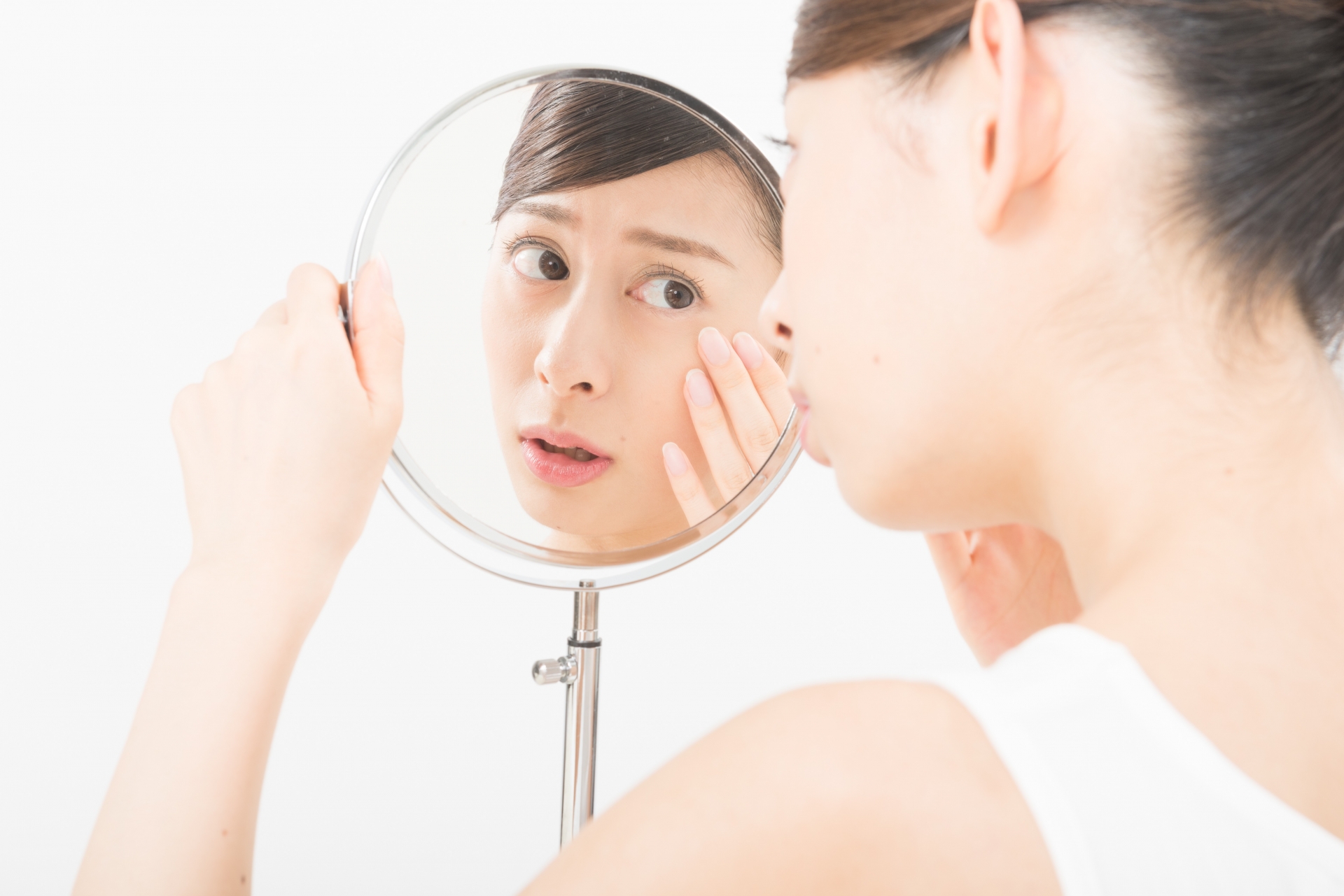鏡の掃除・頑固な水垢を綺麗に掃除する方法と水垢汚れの予防方法