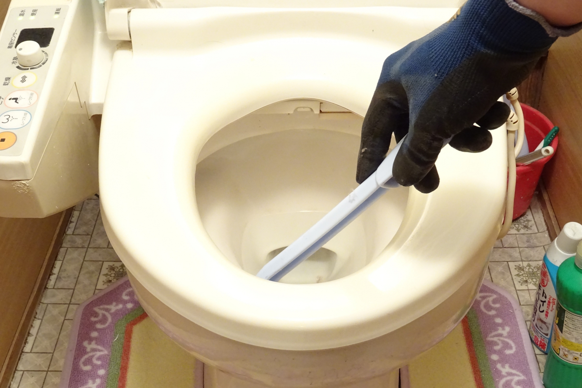 便器の黒ずみを重曹で落とす！エコ洗剤を活用したトイレ掃除方法