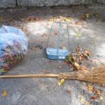 庭の掃除で落ち葉を効率よく集める便利アイテムやコツと活用法