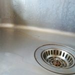 お風呂の水垢に重曹が効果的な理由と具体的な掃除方法について
